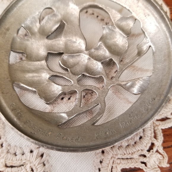 Vintage Elegant 1990s Floral Pewter Boudoir Glass Powder Jar - Picture 8 of 15